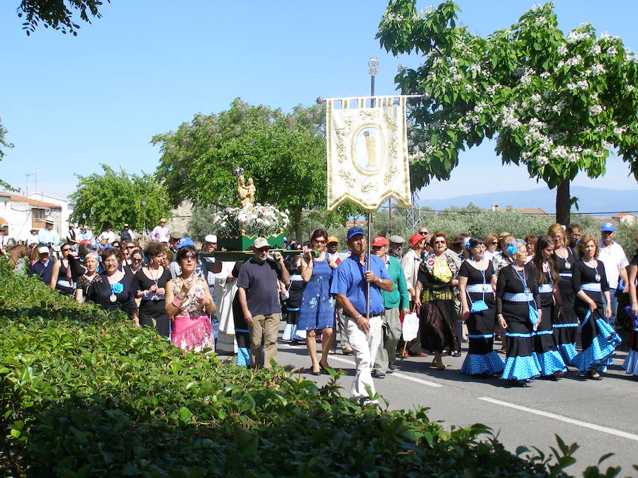 Romería con la imagen de la virgen 