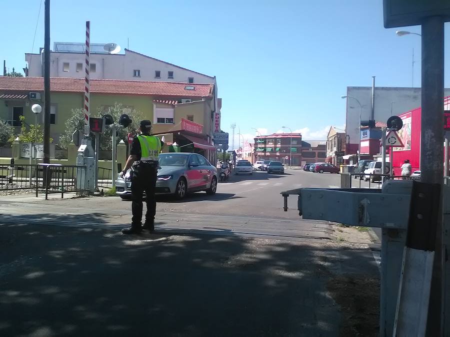 La Policía tuvo que regular el tráfico en el paso a nivel al romperse, una vez más, una barrera 