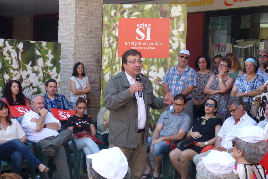 Fernández Vara en la plaza de Comillas 