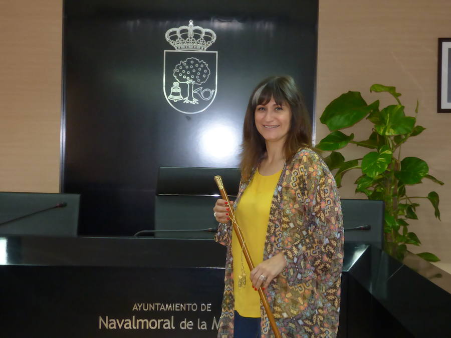 Raquel Medina con el bastón de mando en el salón de plenos 