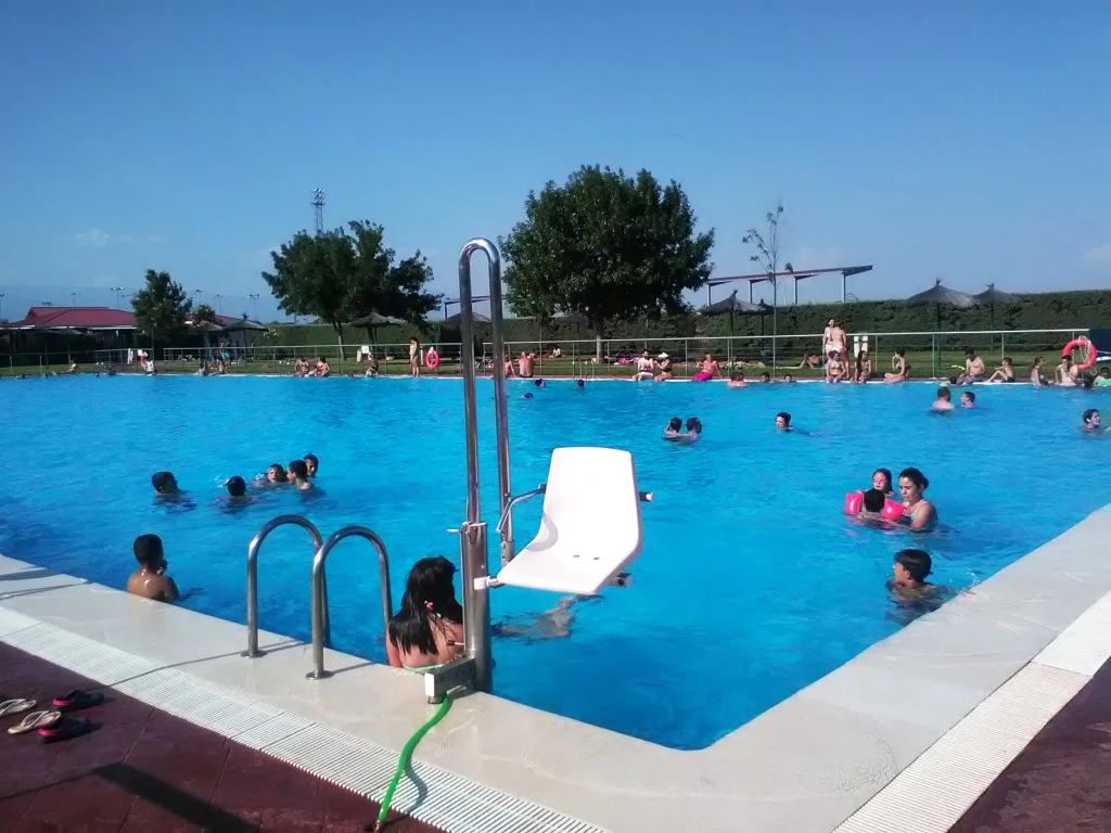 El Ayuntamiento recuerda lo obvio: que nadie puede bañarse vestido en la piscina municipal