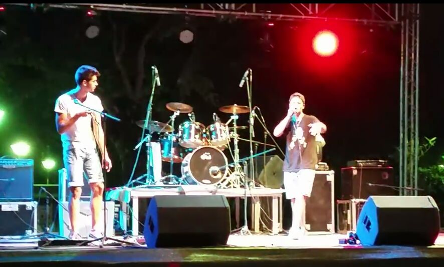 Los jóvenes raperos en su actuación en el parque municipal 