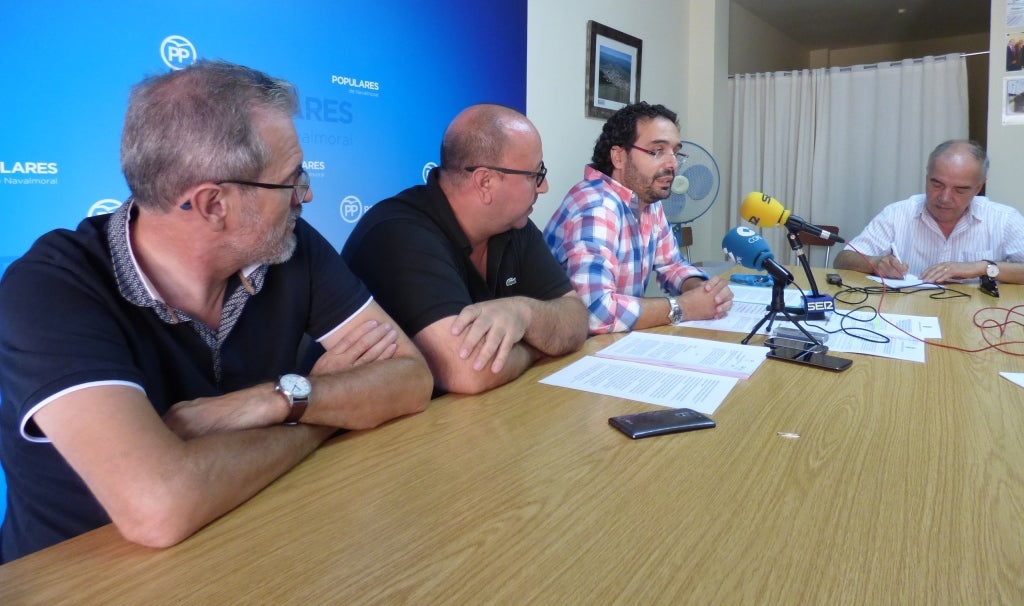 Los concejales Sánchez y Sierra y el secretario local del PP, Jaime Vega 