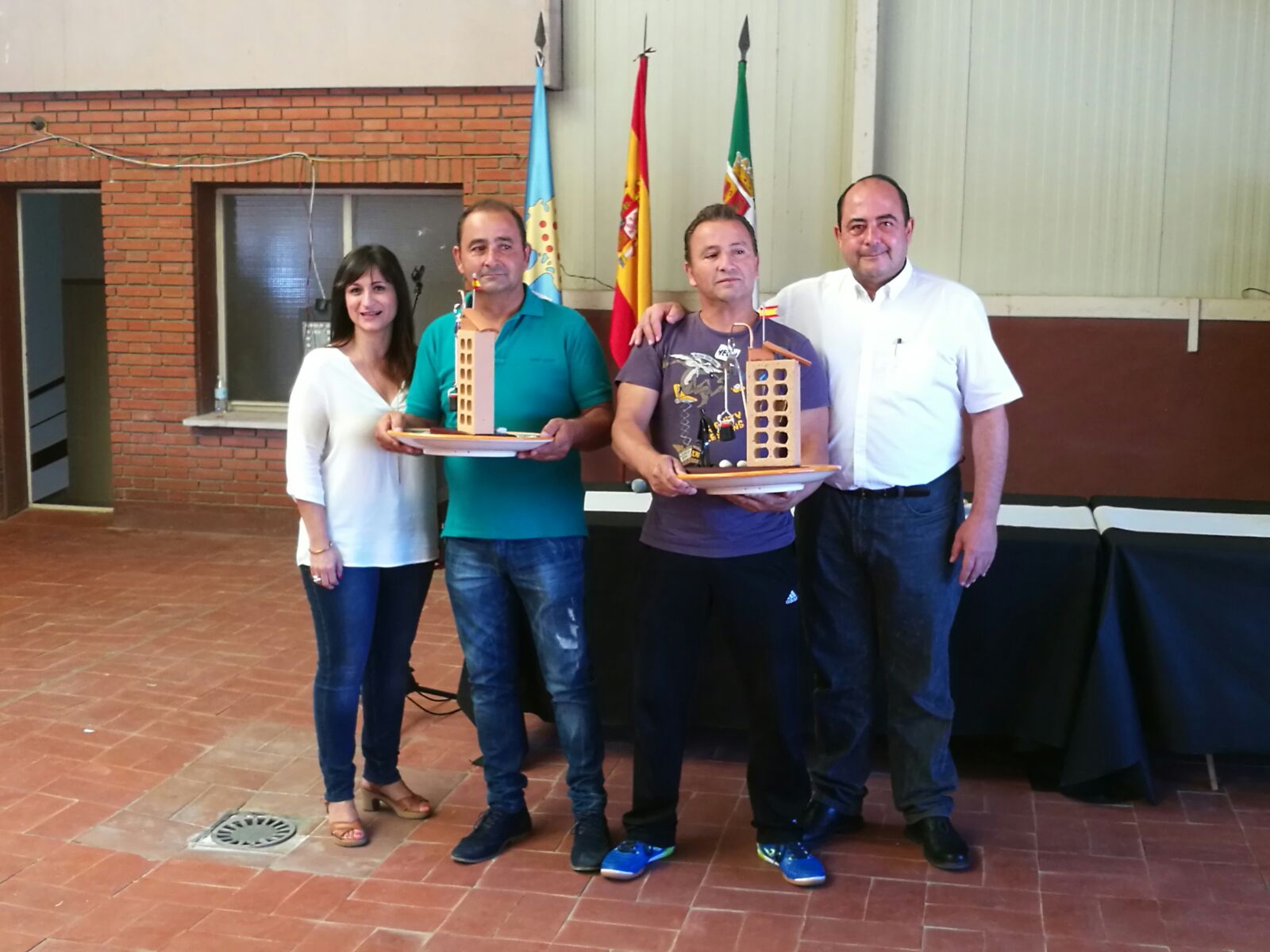 Los ganadores recibiendo su premio 