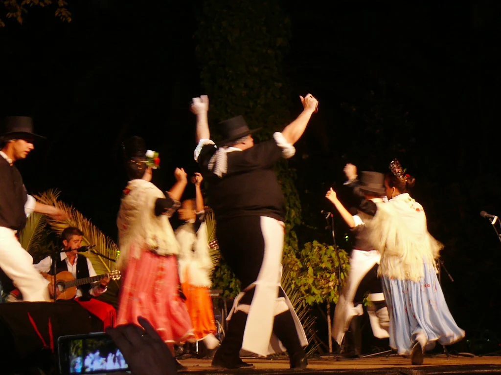 El grupo de coros y danzas El Encinar muestra el folklore extremeño en Ibiza