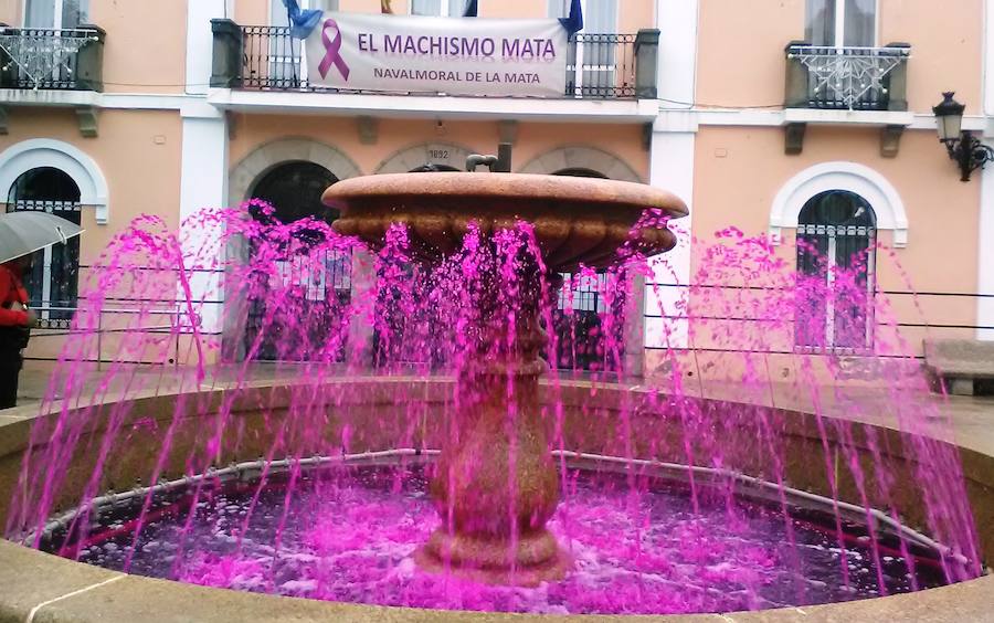 Las fuentes se 'pintan' de rojo por las víctimas de la violencia machista