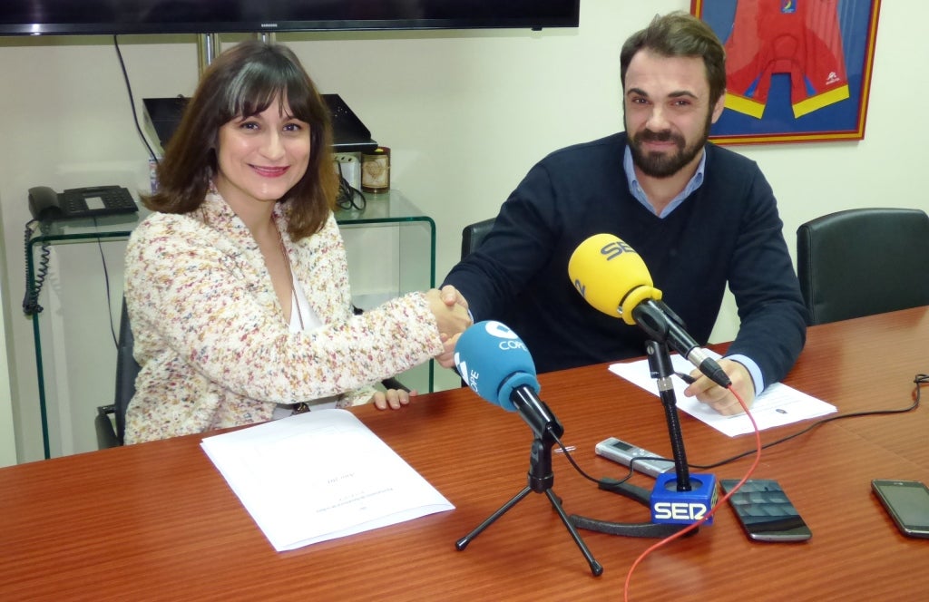 Medina y Muñoz sonrientes tras presentar el acuerdo 