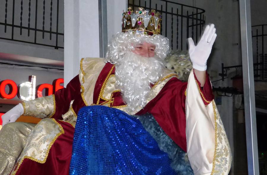 Los Reyes Magos recorren el centro de Navalmoral ante la mirada ilusionada de cientos de niños