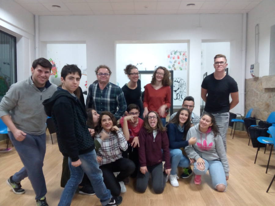 Los integrantes del taller de artes escénicas debutarán ante los mayores de la residencia