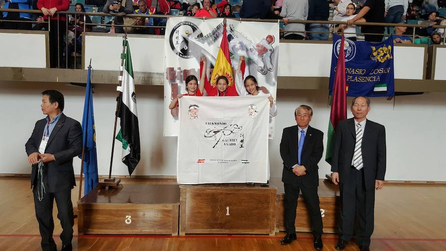 Erika Jarilla en el segundo escalón del podio con su medalla de plata 