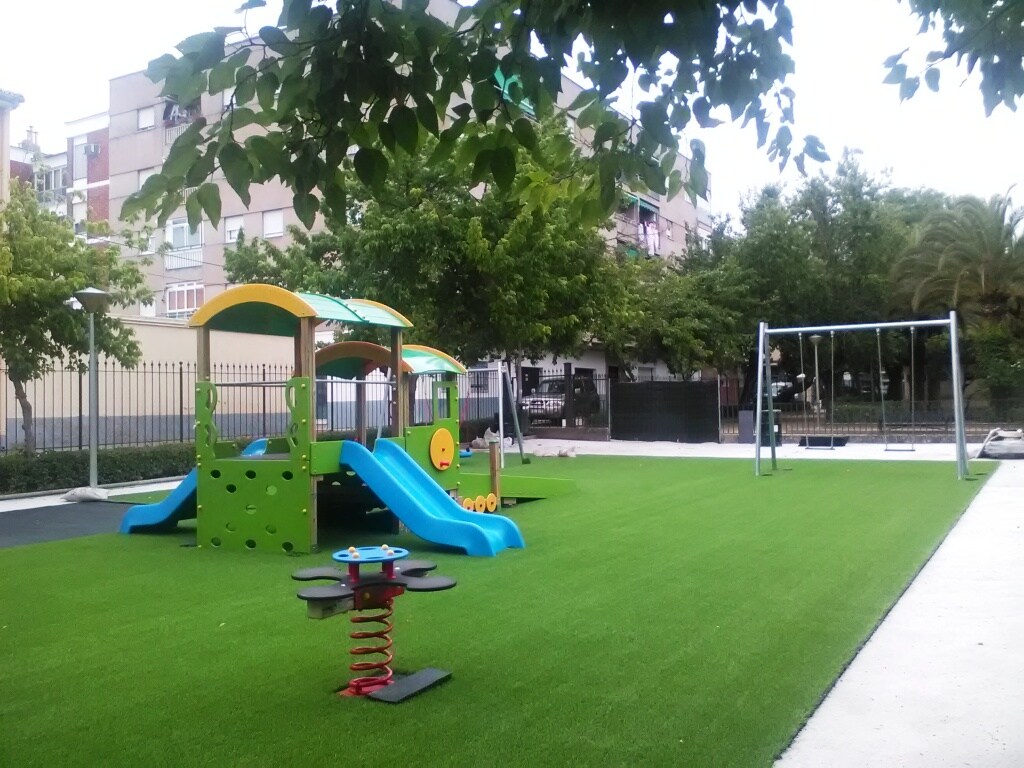 La nueva zona de juegos infantiles del parque municipal, toma forma
