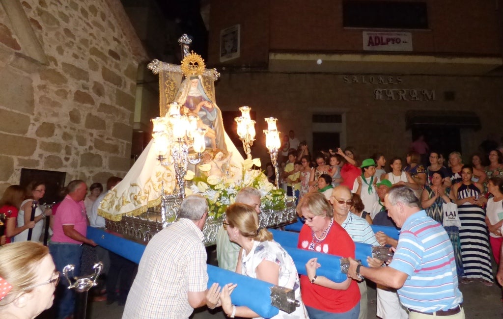 El traslado de la imagen de la virgen a la parroquia abre las fiestas de las Angustias