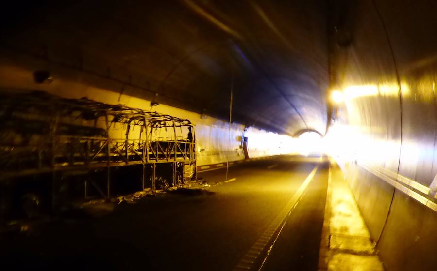 Un incendio en un autobús obliga a cortar la circulación en los túneles de Miravete