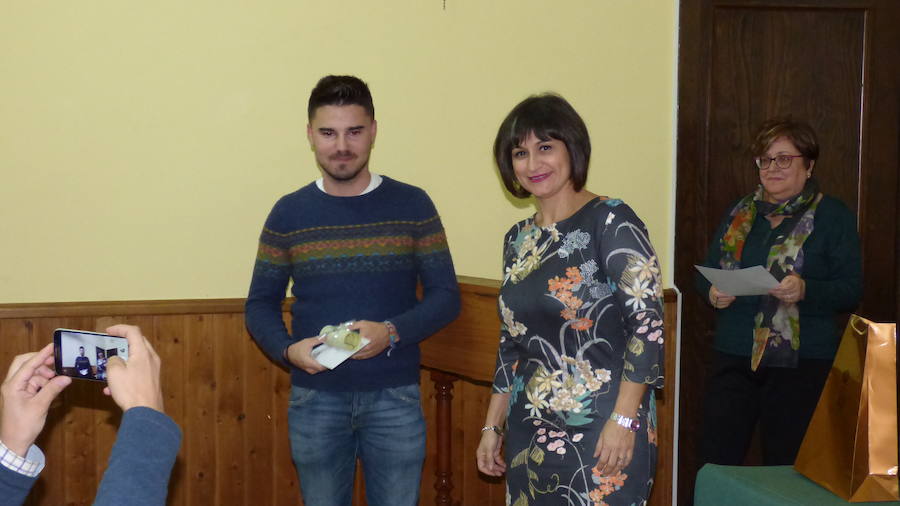 Víctor Jiménez, ganador de esta edición de los coloquios, con la alcaldesa 