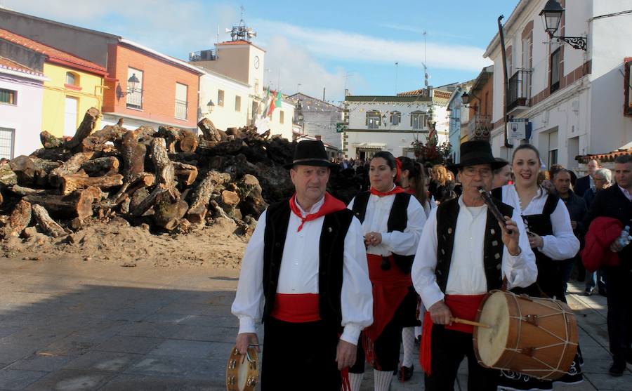 El recibimiento al tamborilero abre las fiestas de San Sebastián en Majadas de Tiétar