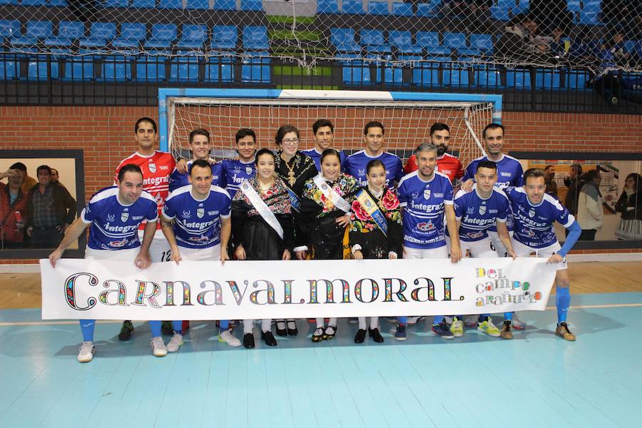 El equipo con las reinas y damas del Carnavalmoral 