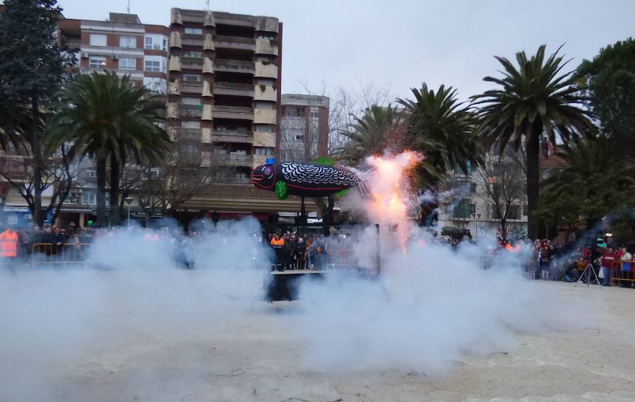 La quema de la sardina despide un multitudinario Carnaval