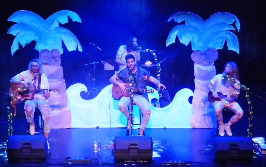 Bombai triunfa en el Teatro del Mercado con su pop playero