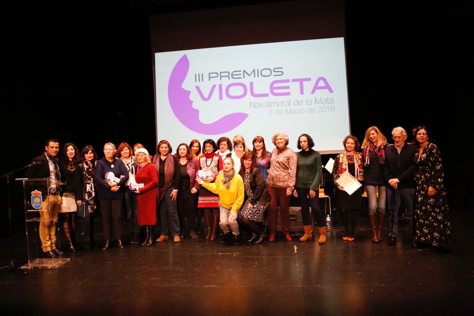 Fotografía de familia de los premios Violeta y el certamen de relatos 'Día 8 de Marzo' 