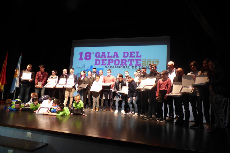 Fotografía de familia de los galardonados y algunos de los premiados más jóvenes 