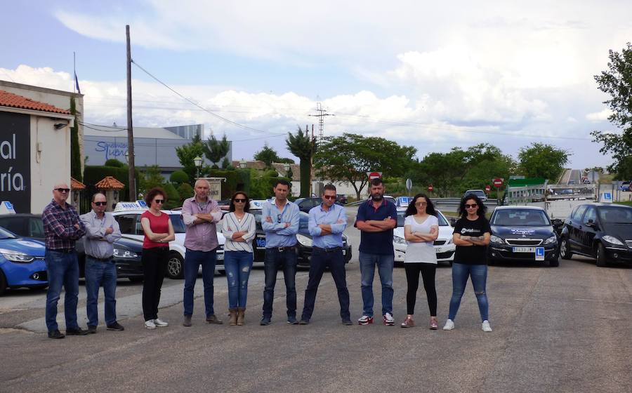 Protesta con los brazos cruzados ante el futuro que vaticinan 
