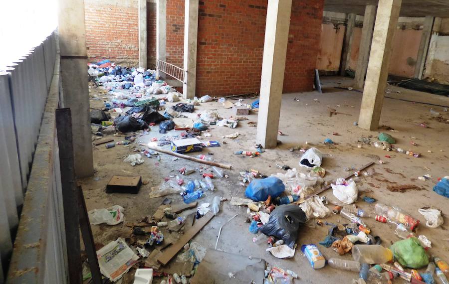 Iñaki Rodríguez anuncia que la Policía "investigará" el vertido de basura en el edificio a medio hacer en el peatonal