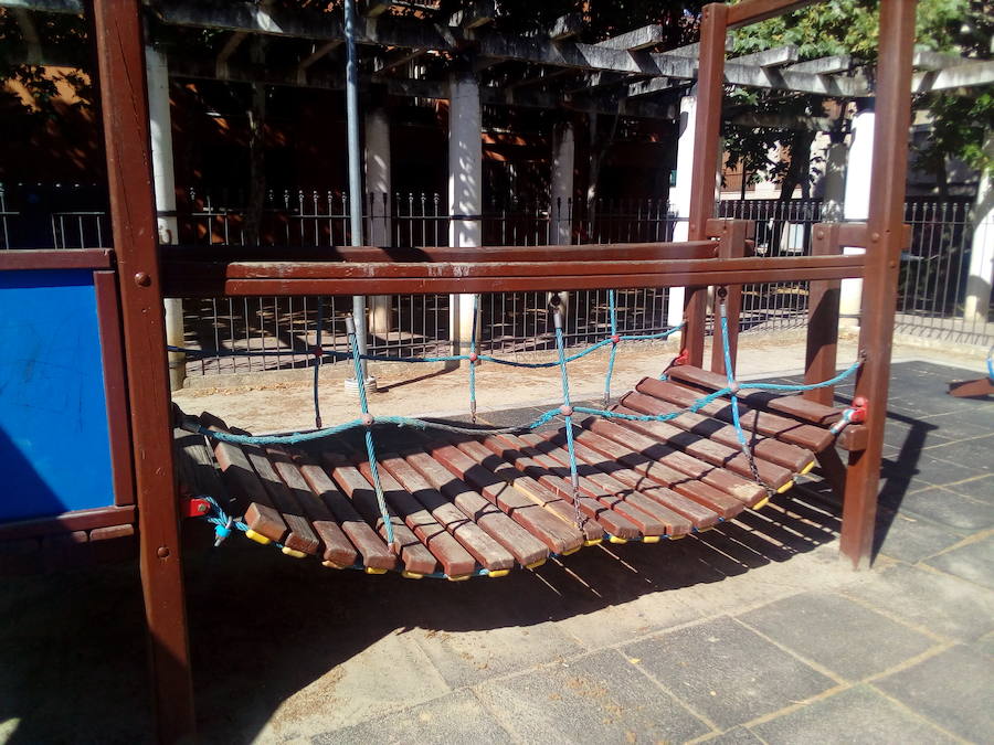 Por fin se repara la pasarela rota en el parque de las Minas