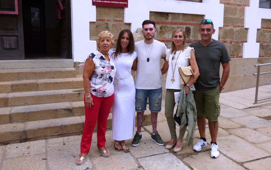 Daniel con sus padres y su novia a las puertas de la Fundación Concha 