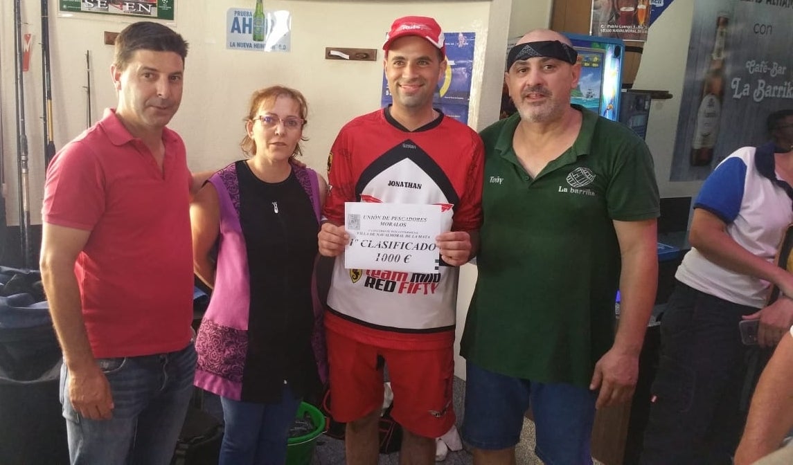 El III Concurso Intersocial de pesca 'Villa de Navalmoral' reúne a un centenar de participantes