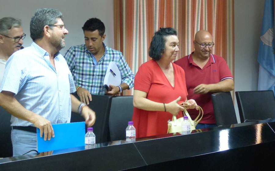 El grupo popular al finalizar el pleno y los dirigentes locales al abandonar el salón 