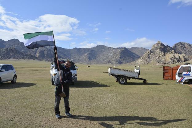 Luis Miguel Bayán ondea una bandera extremeña en uno de sus viajes 