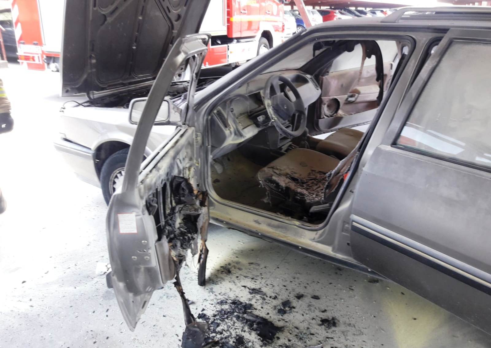 Un vehículo se incendia en los aparcamientos del hospital