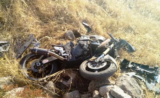 Fallece un motorista de 29 años tras una salida de vía en la carretera de Rosalejo