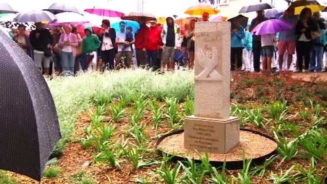 Vilafranca del Penedès recuerda con un monolito a Pau Pérez, víctima del atentado de Barcelona