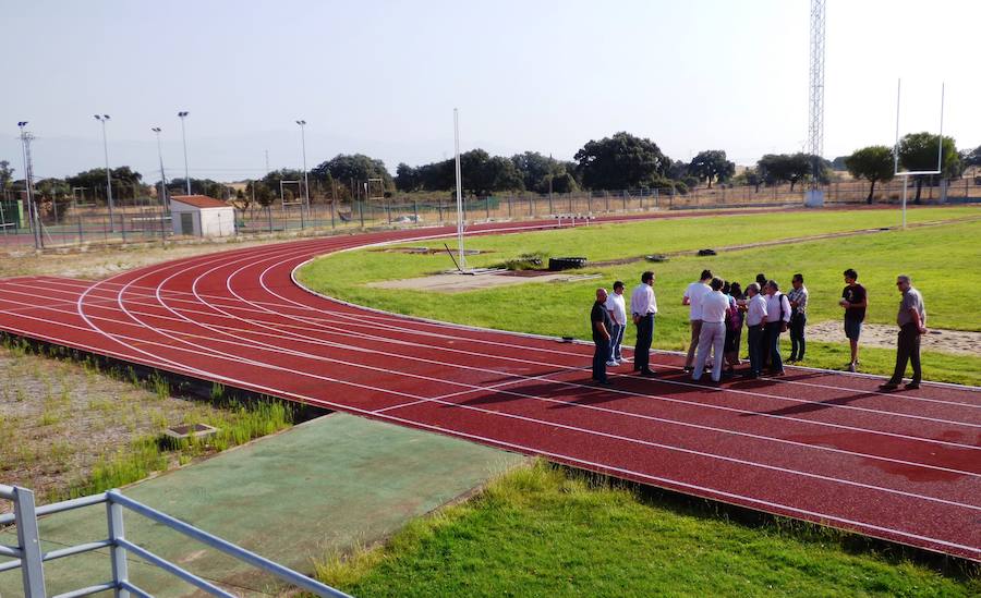 La pista de atletismo vuelve a estar homologada tras las mejoras realizadas por la Diputación
