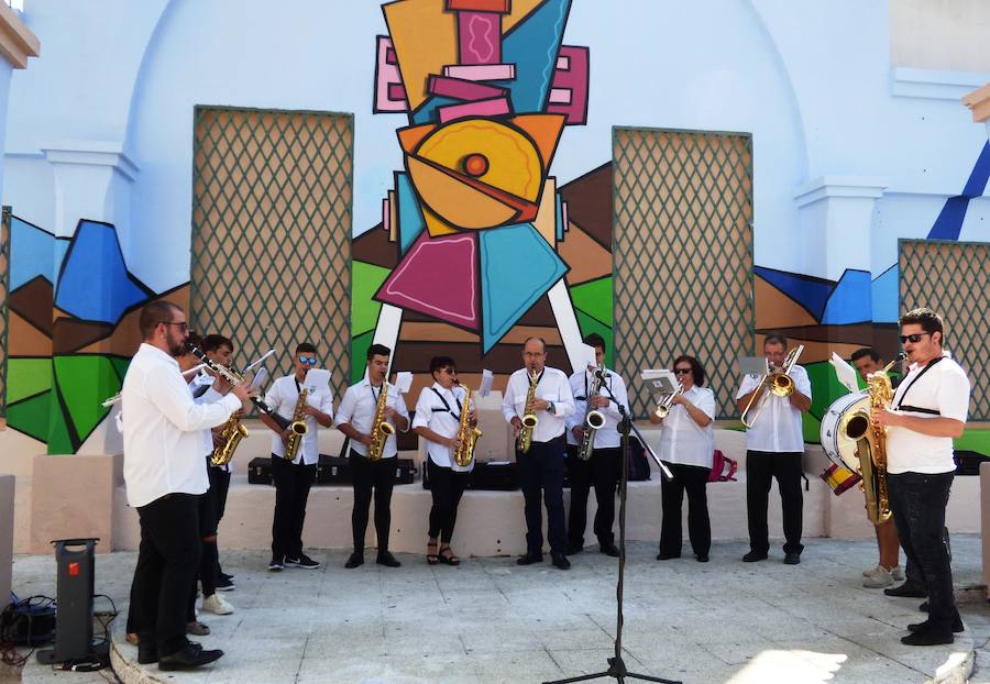 Un mural adorna ya la plaza de la Maceta con la reivindicación de un tren digno para la región