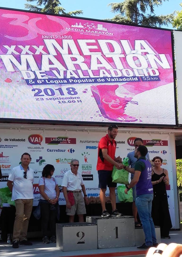 Jorge Campos en el podio y participantes en la Carrera de San Miguel 