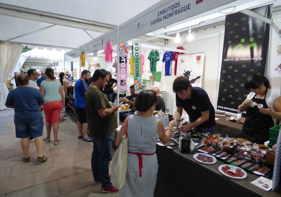 Feria Agroalimentaria y ambiente en la plaza durante el concurso 'Tú si que molas kids' 