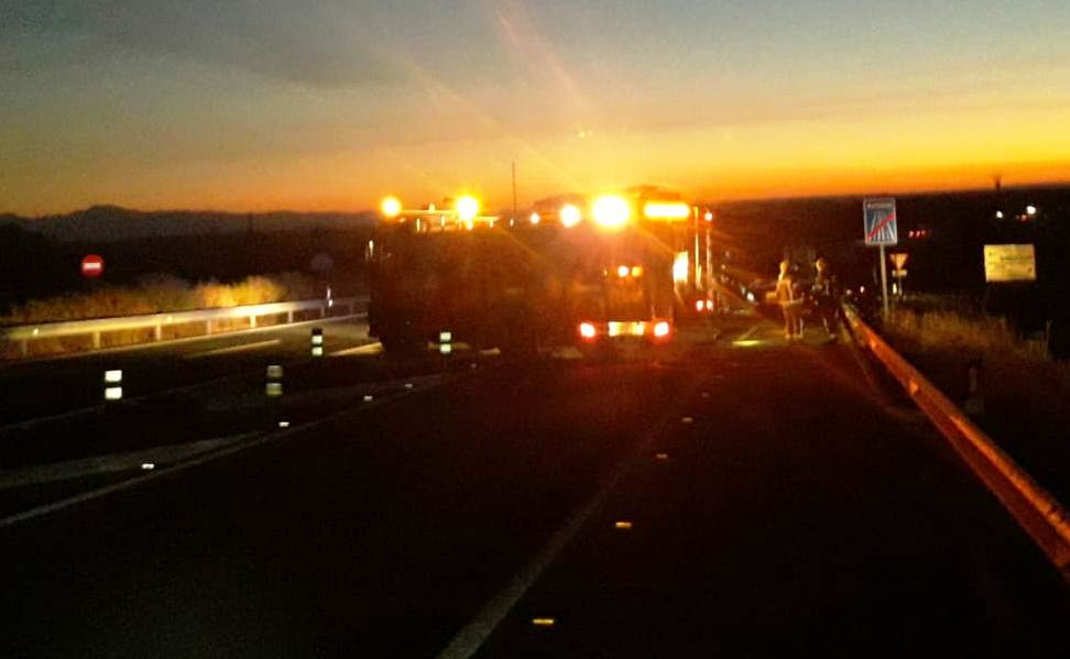 Se quema el remolque de un tráiler en la autovía de Extremadura