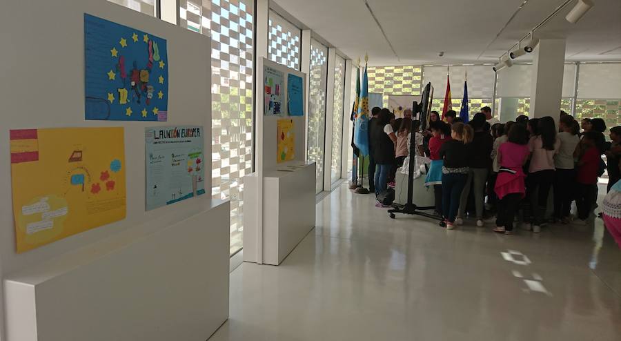 Los escolares muestran su visión de Europa en el centro cultural La Gota