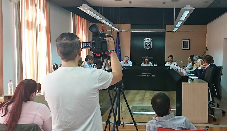 Intervención de Raquel Medina en el pleno y cartel anunciador de encuentro 