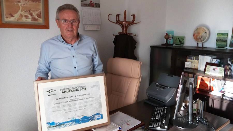 Benjamín Sánchez con el reconocimiento y visitantes en el centro de interpretación 