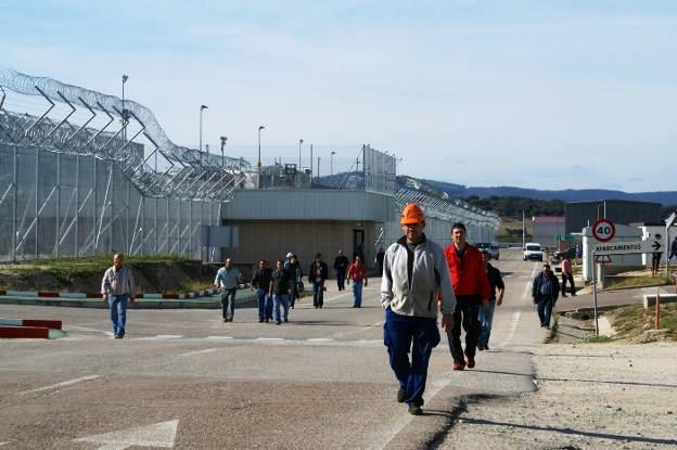 Trabajadores saliendo de la planta almaraceña tras su jornada laboral