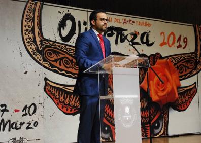 Imagen secundaria 1 - Arriba, Espartaco durante su intervención. Abajo, el alcalde de Olivenza y el presidente de la Junta de Extremadura. 