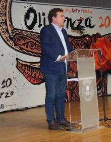 Imagen secundaria 2 - Arriba, Espartaco durante su intervención. Abajo, el alcalde de Olivenza y el presidente de la Junta de Extremadura. 