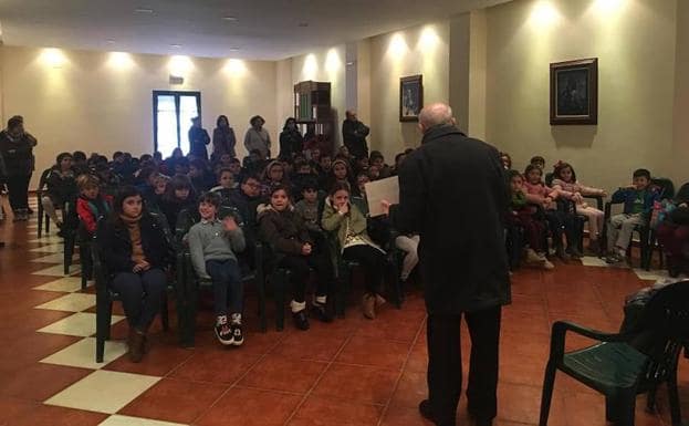 González Santana, explicando el Milagro del Arroz a escolares oliventinos. 