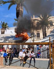 Imagen secundaria 2 - Arriba, la comparsa oliventina 'Tarakanova', durante el desfile de Badajoz este año. Abajo, murga juvenil 'Los Invisibles' y Entierro de la Sardina'. 