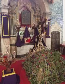 Imagen secundaria 2 - Arriba, miembros de 'Los Coloraos', tras la entrega de la distinción 'Nazarenos de Plata'. Abajo, la imagen de Jesús Orando en el Huerto y la de Nuestro Señor Jesús de los Pasos, en sendos besapiés. 