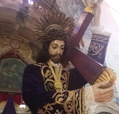 Imagen principal - Arriba imagen del Patrón de Olivenza, Jesús de los Pasos. Abajo, detalle del cartel anunciador del Pregón de la Semana Santa de Olivenza 2019 y cartel de 'Los Coloraos'. 