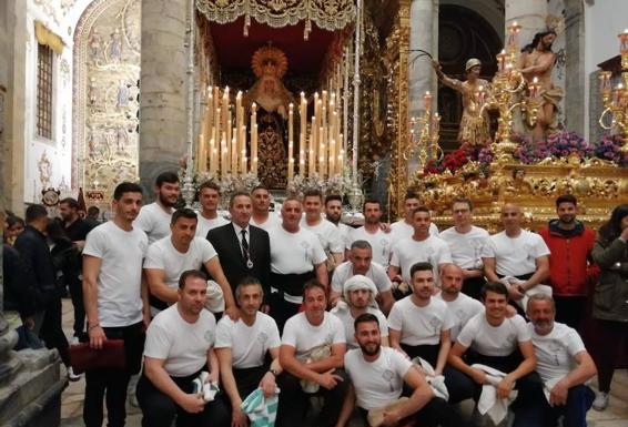 Cuadrilla de costaleros de Nuestra Señora de la Esperanza. 